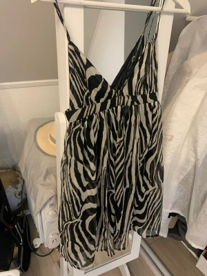 Supersöt Kort klänning - Urgullig kort klänning med zebraprint. 
