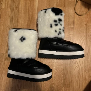 Boots med päls! - Knappt använda skor från D Franklin! Har kvar oroginallåfan o lilla kartongbiten i de som ni ser på bild 2. Jättesköna o varma men jag har köpt nya helsvarta därför dessa säljs! Pris kan diskuteras även fler bilder kan skickas💖 Nypris 700kr