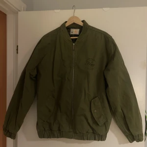 Han Kjobenhavn 50s US army jacket - Fin bomberjacka från Han Kjobenhavn i gott skick. Använd ett fåtal gånger. Paisleymönster inuti. 