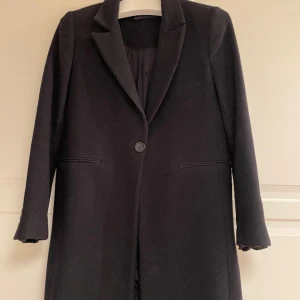 Kappa zara - Svart kappa från zara i strl M. 