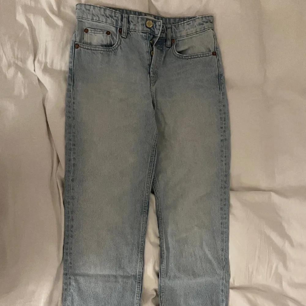 Säljer ljusblå mid rise straight jeans från zara som var väldigt trendiga förut🩵🩵de är storlek 36 men passar tyvärr inte mig längre så kan inte ta egna bilder med de på🩵Säljer likadana i mörkblå. Jeans & Byxor.