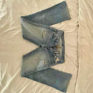 (Budet är på 500kr) säljer nu ett par lågmidjade jeans, använt fåtal gånger, är 1,64, jeansen har några små hål vid fickan kom privat så skickas defekter 💗