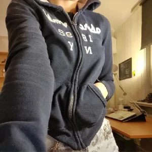 Zip up hoodie - Mysig mörkblå kofta/tjocktröja som är snygg både öppen och stängd. Det står storlek L i den men passar bra på mig som är en storlek S ungefär.