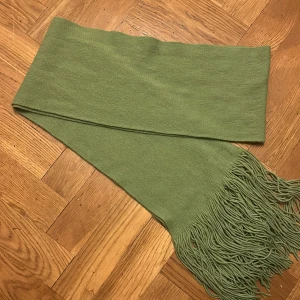 fin lång halsduk - så fin halsduk! färgen syns bäst på andra bilden