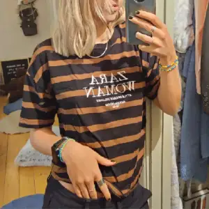 Säljer denna fina brun/svart-randiga t shirt från Zara Woman. Sitter bra på mig som är en S. 💫