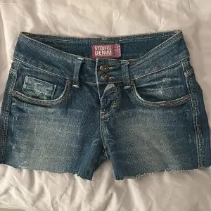 säljer dessa bershka vintage jenas shorts som jag köpt utomlands❤️