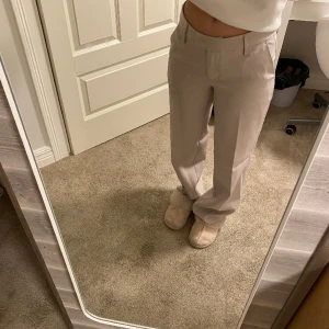 Kostymbyxor  - Säljer kostymbyxor från Bikbok! Storlek 36, pris: 150kr! Hör av dig om du har någon fråga eller vill ha fler bilder! 💞