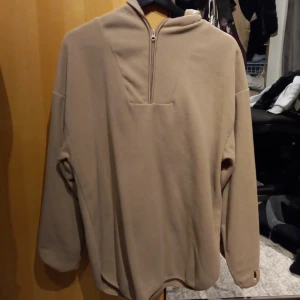 Kofta - Stickad kofta. Jätte fin. Har dragkedja. Skön. Använd ett par gånger