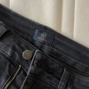 Jeans  - Svarta jeans med slits, högmidjade  