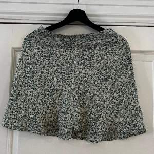 Blommig kjol från Fashion union i storlek 36. Finns en underkjol så den är inte alls genomskinlig.