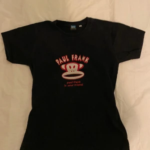 Paul Frank babytee - Jättesnygg vintage Paul Frank babytee, i jättebra skick inga defekter👌👌 står att de är stl L men är Xs