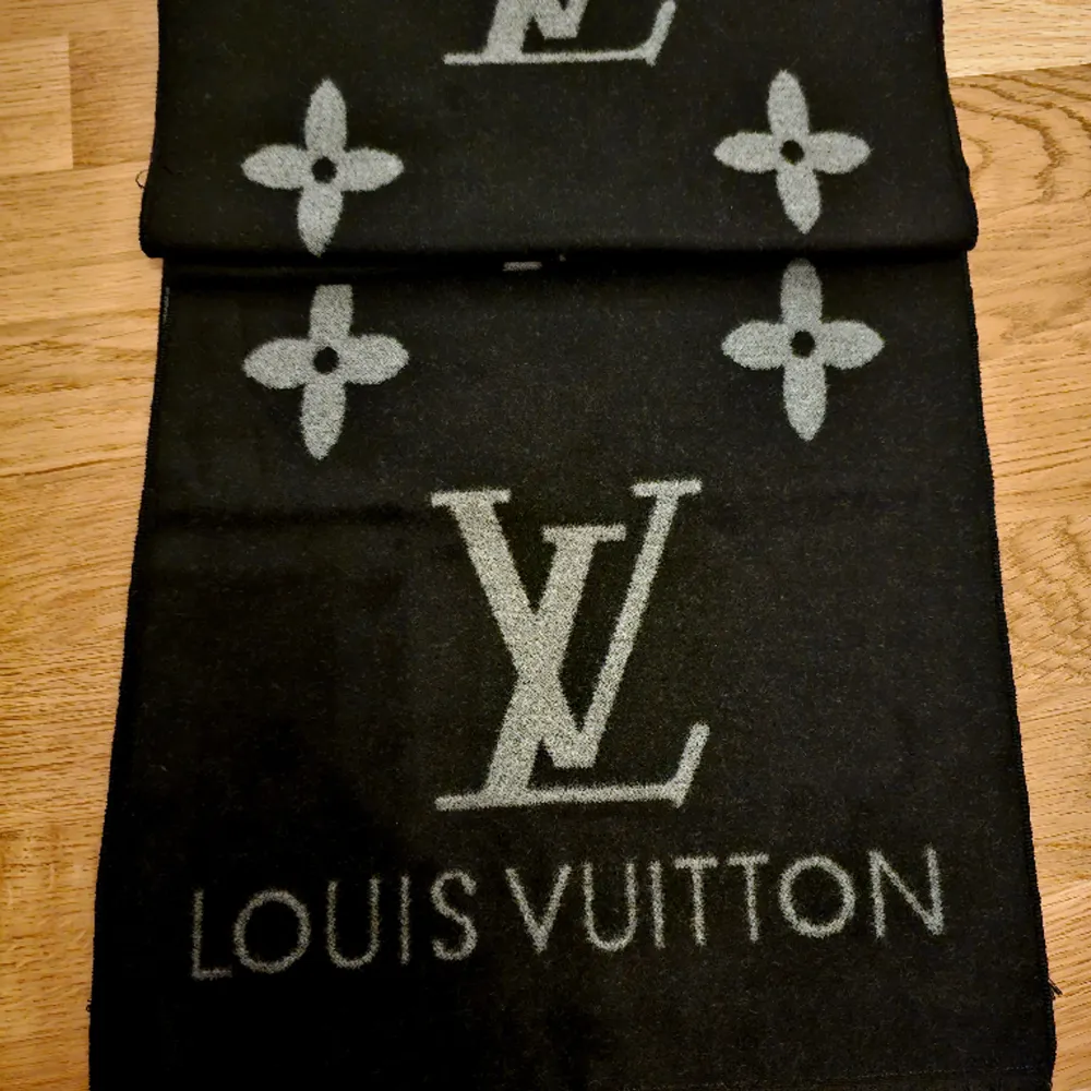 Experience the epitome of sophistication with LV wool muffler. Crafted from premium wool, these muffler offer supreme warmth and luxury. Embrace timeless style with iconic LV detailing, perfect for elevating any ensemble. Impeccably design. Övrigt.