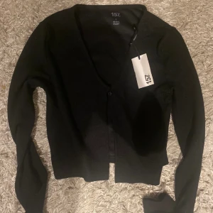 Kofta  - Säljer min helt oanvända kofta med lapp kvar ifrån lager 157❣️ 