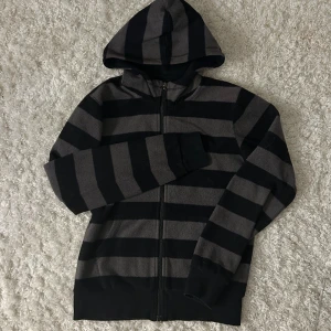 Kofta - Kofta i flistyg, storlek 160, alltså en xs-s, vill du köpa trycker du på köp nu, jag postar inom 24h