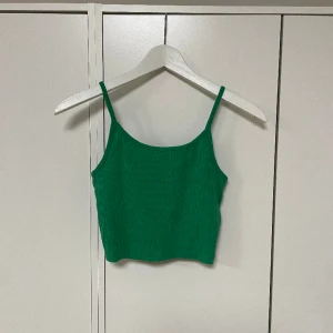 Grön topp - oanvänd💚 - Oanvänd grön topp köpt för 60kr, säljer för 45kr. Säljer för att den blev lite för kort på mig. Men annars är den supersnygg!
