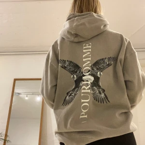 Grå hoodie med tryck! - Grå Hoodie med tryck!Säljer pga av att min pojkvän inte ville ha den :( Storlek: M. Skick: Mycket bra, inte nopprig och inte använd.