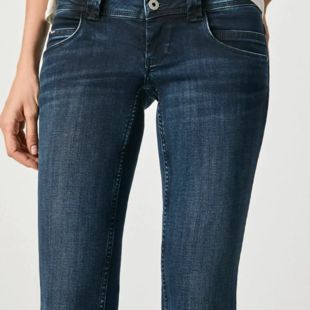 Lägger ut mina jättefina pepe venus jeans i modellen straight❤️ de är i en mörkblå färg med väldigt fina detaljer på fickorna❤️köpte för 999kr och nypriset är även 999kr men köper du direkt får du dem för 599kr men kan även sänka mig i pris ❤️säljer ljusblå. Jeans & Byxor.