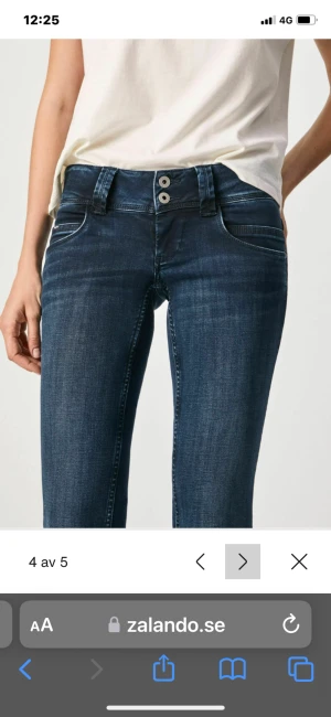 Lägger ut dessa igen - Lägger ut mina jättefina pepe venus jeans i modellen straight❤️ de är i en mörkblå färg med väldigt fina detaljer på fickorna❤️köpte för 999kr och nypriset är även 999kr men köper du direkt får du dem för 599kr men kan även sänka mig i pris ❤️säljer ljusblå
