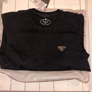 Hej! Säljer nu min prada 1:1 svart tröja då jag inte använder den längre. Rensar garderob. Pris kan diskuteras. Skriv för mer bilder. Kan både frakta elr träffas i värmland