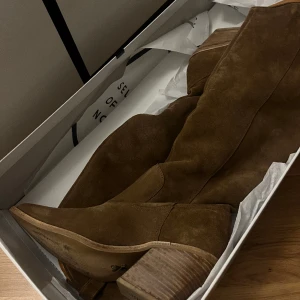 Boots Bronx - Skit snygga boots från bronx, bara använda en gång och säljer då jag inte får användning av dem. Strl 41. Nypris ca 3000kr