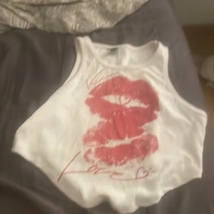 Linne med en pussmun på - Säljer denna tröja för den aldrig andvänds 