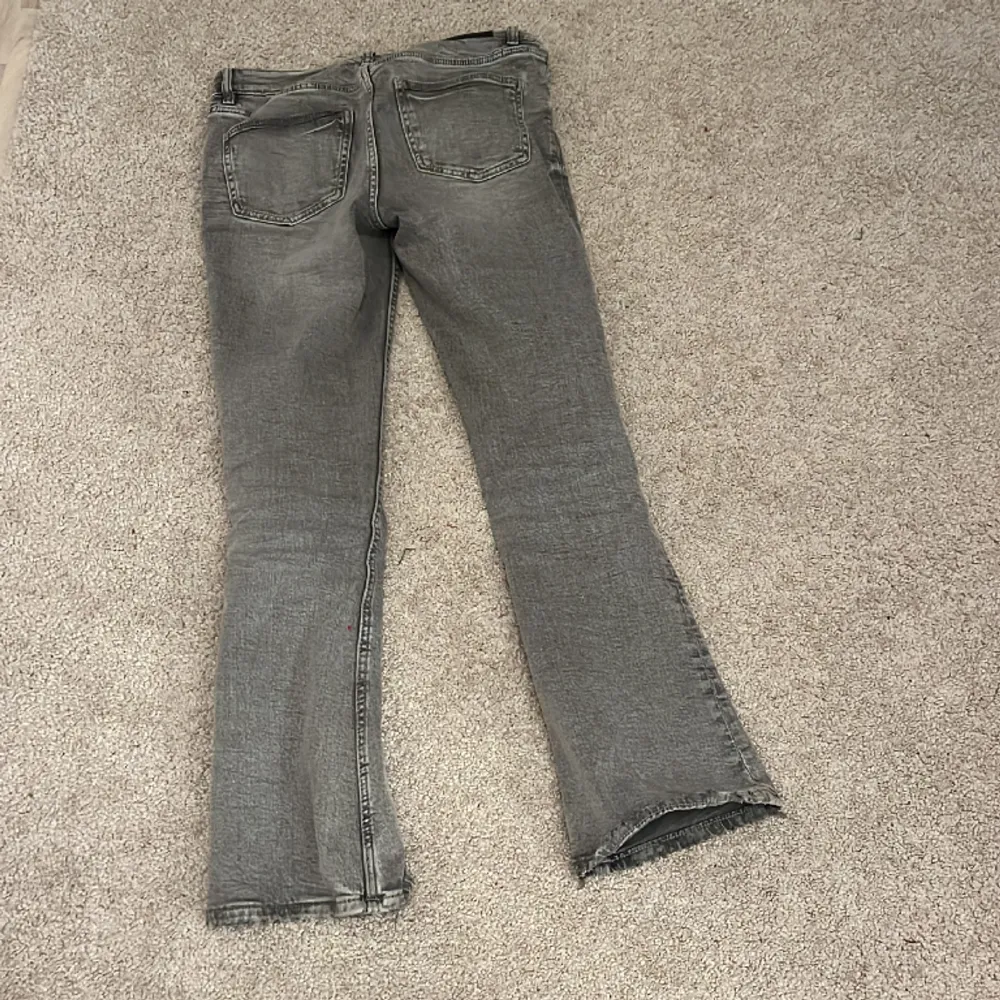 Gråa jenas från Gina stl 152 (passar mig som har 32 i bycor och är runt 160. Andvända kanske 5-6 gånger 💕. Jeans & Byxor.