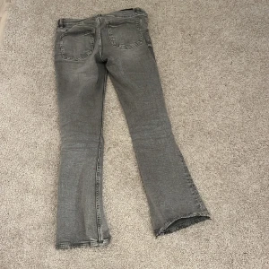 Gråa jeans från Gina  - Gråa jenas från Gina stl 152 (passar mig som har 32 i bycor och är runt 160. Andvända kanske 5-6 gånger 💕
