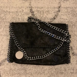 Väska - Stella Mcartney liknande väska i super bra skick, bara använd ett par fåtal gånger🩷