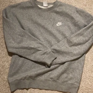 Nike sweatshirt grå - Nike sweatshirt använd typ 2 gånger, strl S