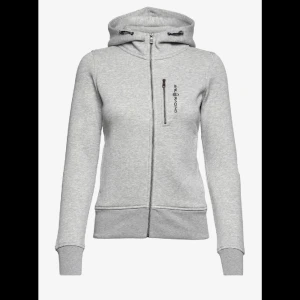 Grå sail racing hoodie - Jag säljer min gråa sail racing zip hoodie i stl 150 pga att den ej har använts för att den är för liten för mig! Pris kan diskuteras privat!