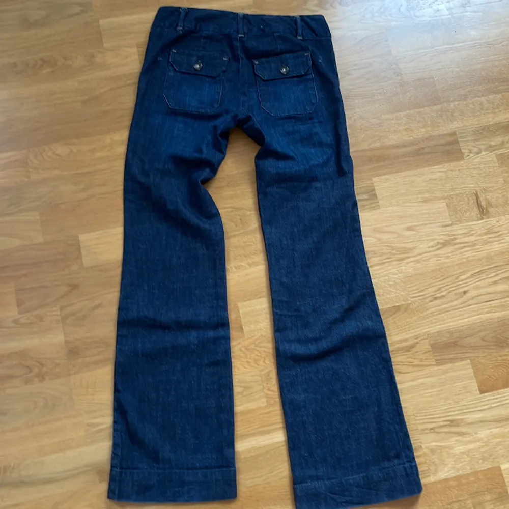 Jättesnygga lågmidjade byxor från GAP som tyvärr är för små för mig😓 Midjemått:72cm Innerben: 75cm. Jeans & Byxor.