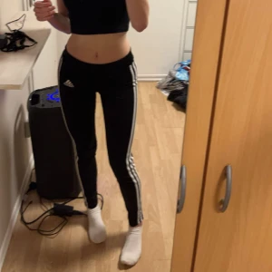 Adidas tights - Väldigt sköna och stretchiga tights i träningsmaterial! Frågor eller annat på dm!