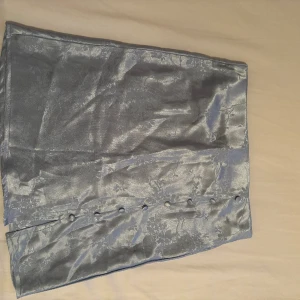 Siden kjol - Mönstrad sidenkjol med slits. Ordpris 250kr