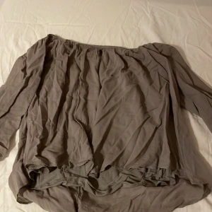 Tröja - Säljer denna tröja, står inte storlek men skulle säga S jätte fin säljer för 70kr + frakt