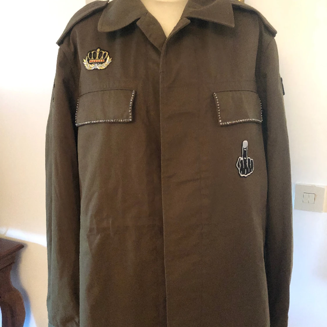 Armyjacka med text och emblem