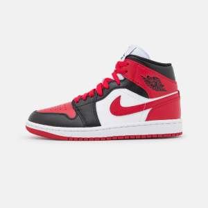 Jordan 1 Mid, svart/vit/gym red. Jättebra skick. 1500 nypris, fler bilder kommer.💕