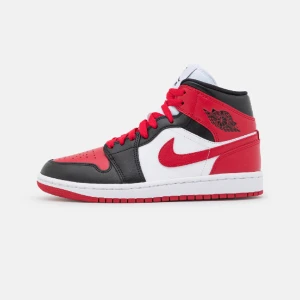 Jordan 1 - Jordan 1 Mid, svart/vit/gym red. Jättebra skick. 1500 nypris, fler bilder kommer.💕