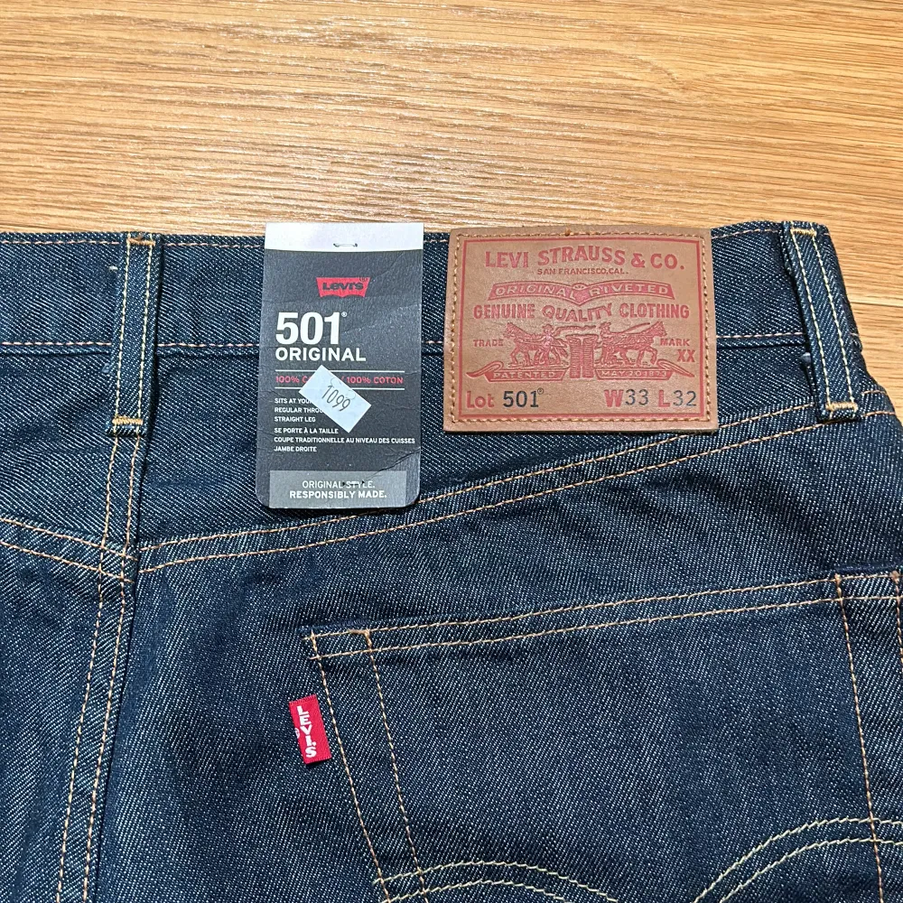 Hej, säljer ett par Levis 501 i storlek 33/32. Jeansen är helt nya och oanvända (Prislapp kvar). Mvh Ted 😁. Jeans & Byxor.