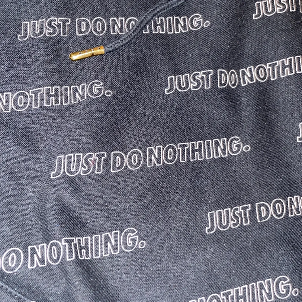 Använd men i fint skick, svart ”just do nothing” hoodie från New yorker. Säljer för använde inte nå mer💗. Hoodies.