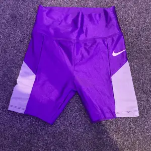 Säljer dessa lila boxershorts ifrån Nike. Dem är nya och inte använda. Säljer pågrund av att det inte är min stil. Ny pris 400kr skriv privat för flera frågor💕