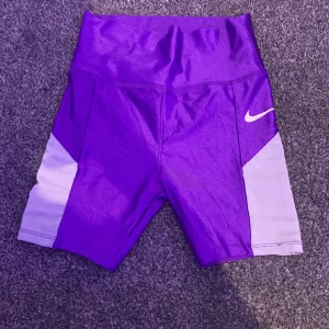 Nike boxershorts  - Säljer dessa lila boxershorts ifrån Nike. Dem är nya och inte använda. Säljer pågrund av att det inte är min stil. Ny pris 400kr skriv privat för flera frågor💕