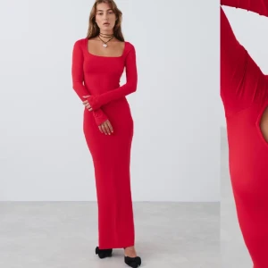 Röd maxiklänning - En jättefin aldrig använd klänning perfekt nu till jul och nyår! Maximodell och passar även som M! Säljer eftersom det inte riktigt är min stil. Slutsåld på hemsidan och köpte den för 399kr. Köparen står för frakt.