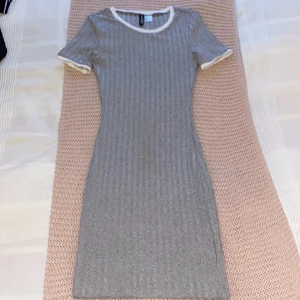 Klänning från H&M - En figurnära klänning som aldrig blivit använd från HM. Storlek 32. Pris kan diskuteras
