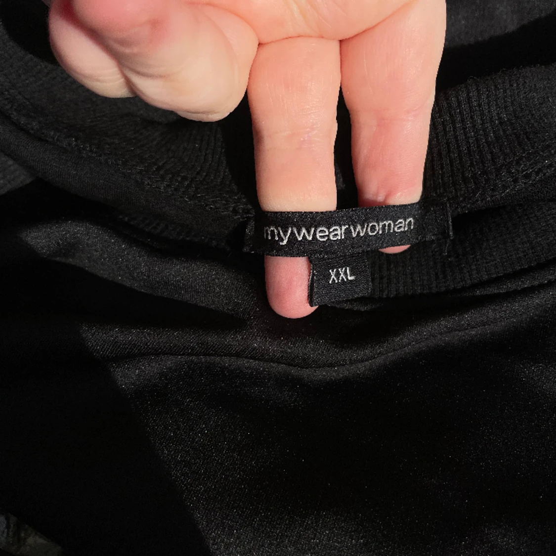 Snygg svart tröja med paletter. Strl XXL - 91