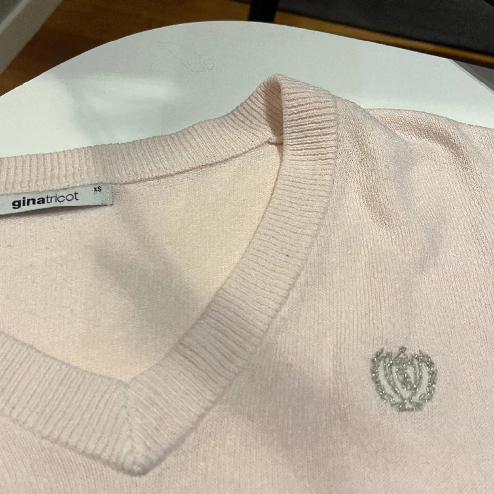 Säljer denna babyrosa stickade tröja som tyvärr inte kommer till användning. Skriftlig storlek är XS men passar S. Tröjor & Koftor.