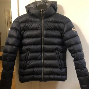 Vinterjacka från Colmar - Säljer nu min älskade colmarjacka då den tyvärr har blivit för liten. Jag har använt den en del men den är i bra skick! Färgen är mörkblå🥰💕 Skriv för fler bilder!  Nypris:5000kr 
