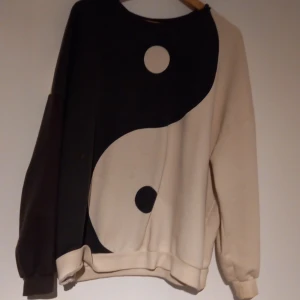 Swetshirt - En Yin o yang swetshit. Jätte fin o gullig. Använd några gånger men fortfarande i bra skick. Skriv vid fler frågor❤