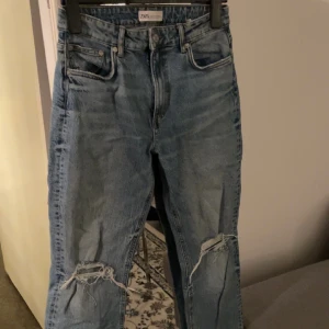 Zara jeans - Säljer dessa snygga zara jeans med hål på knäna pga kommer inte till användning. Jeansen har en slits längst ner vid benen🤍
