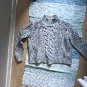 Stickad tröja - Otroligt varm och go!🩶