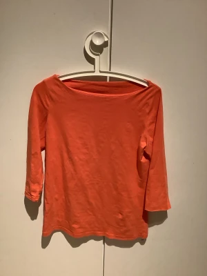 Lindex topp  - Lindex topp medium  Ärmens söm, på den ena ärmen har släppt tyvärr Aprikos 